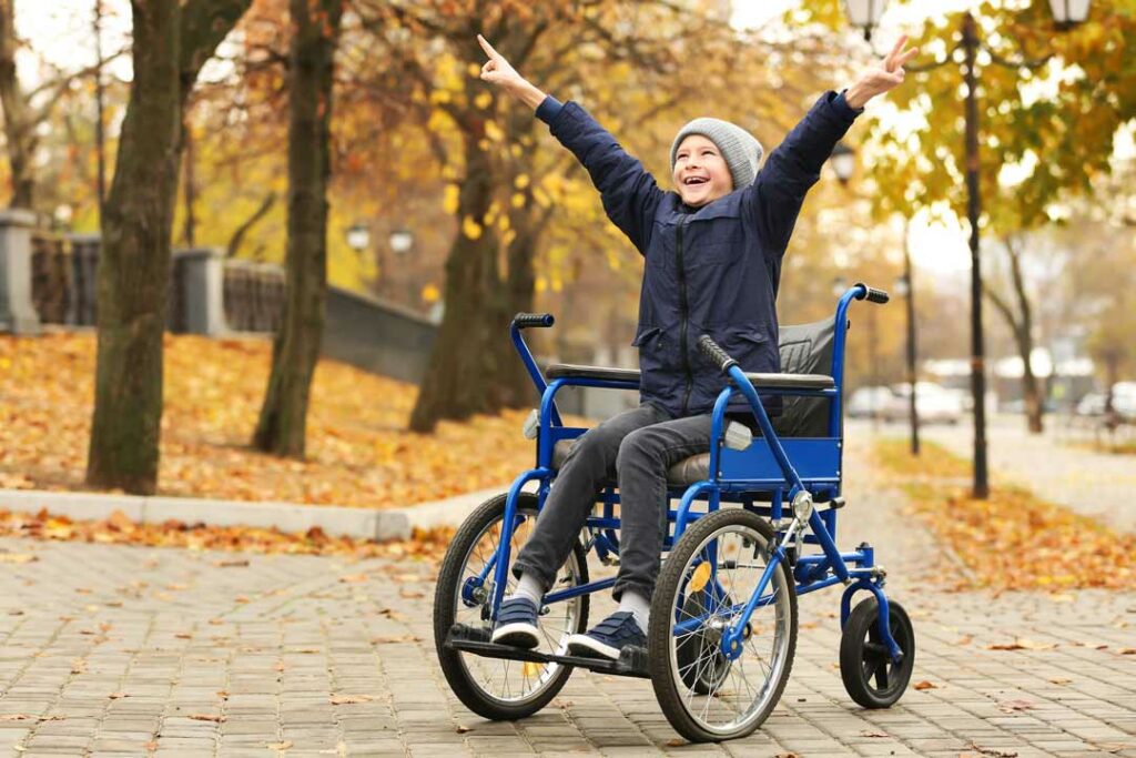 Kind kann sich trotz Einschränkung in der Mobilität selbstständig bewegen und ist glücklich.