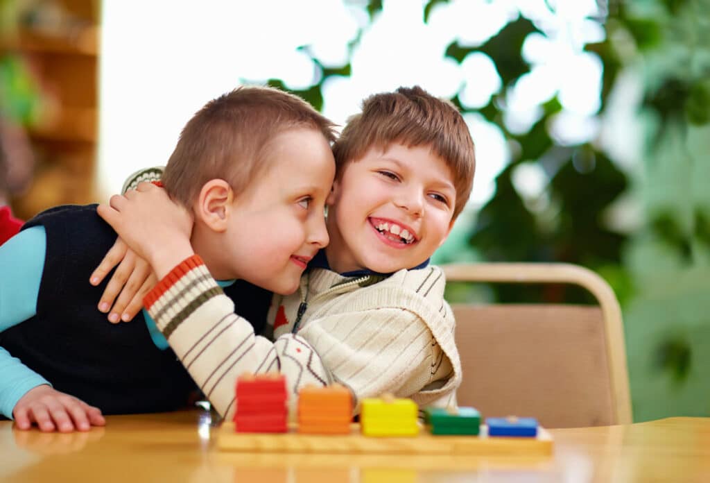 Zufriedene, selbstbewusste Kinder mit sozialer Integration trotz Behinderung.